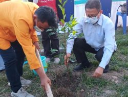 Peringati Hari Bumi Sedunia, Mahasiswa KKN UHO Sedekah dengan Cara Tanam Pohon