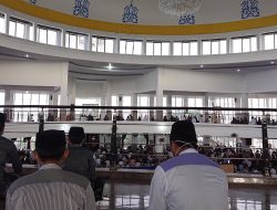 Foto: Suasana Pelaksanaan Salat Idul Fitri di Masjid Agung Bahrurasyad Kota Lasusua