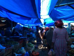 Foto: H-1 Jelang Idul Fitri, Pasar Sentral Lasusua Dipadati Warga