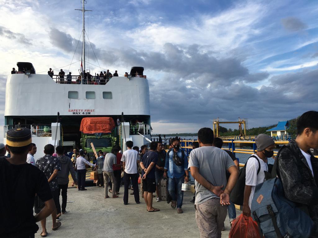 Para penumpang dan kendaraan bersiap-siap turun ke pelabuhan Tobaku, Kolut. Foto: Ald.