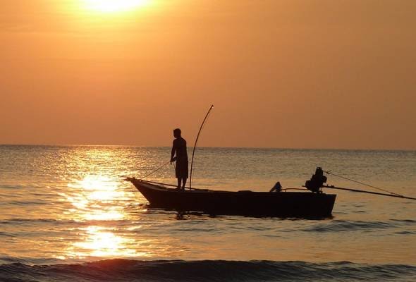 Ilustrasi seorang sedang memancing ikan di laut. Foto: astroawani.com.