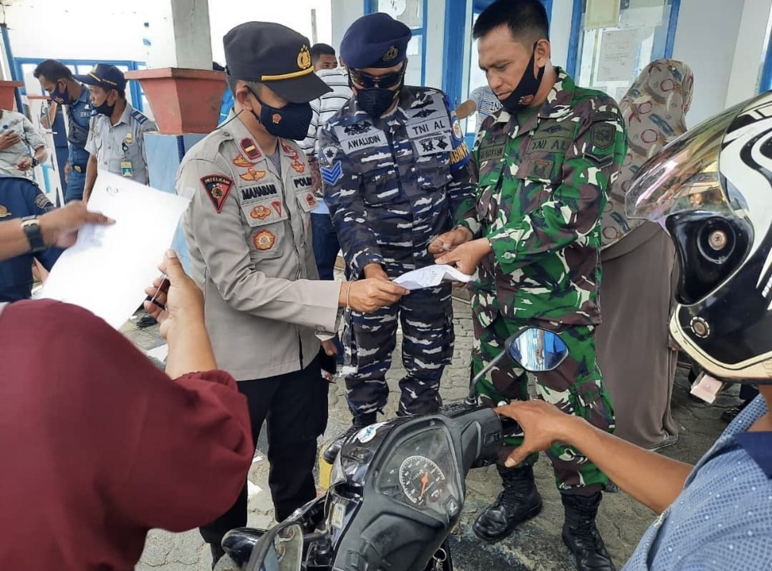 Penumpang saat memperlihatkan hasil rapid test antigen. Foto: Wawan.