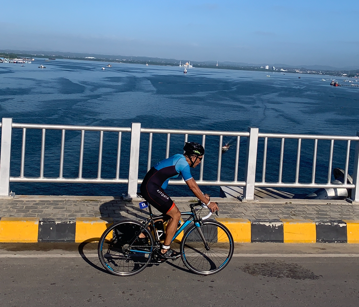 Sebanyak 50 peserta yang ikut pada kegiatan Triathlon 2021 yang terdiri dari tiga lomba yakni lomba renang sejauh 750 meter, lomba sepeda sejauh 20 kilo meter, dan lari sejauh 5 kilo meter. Foto: Ald.