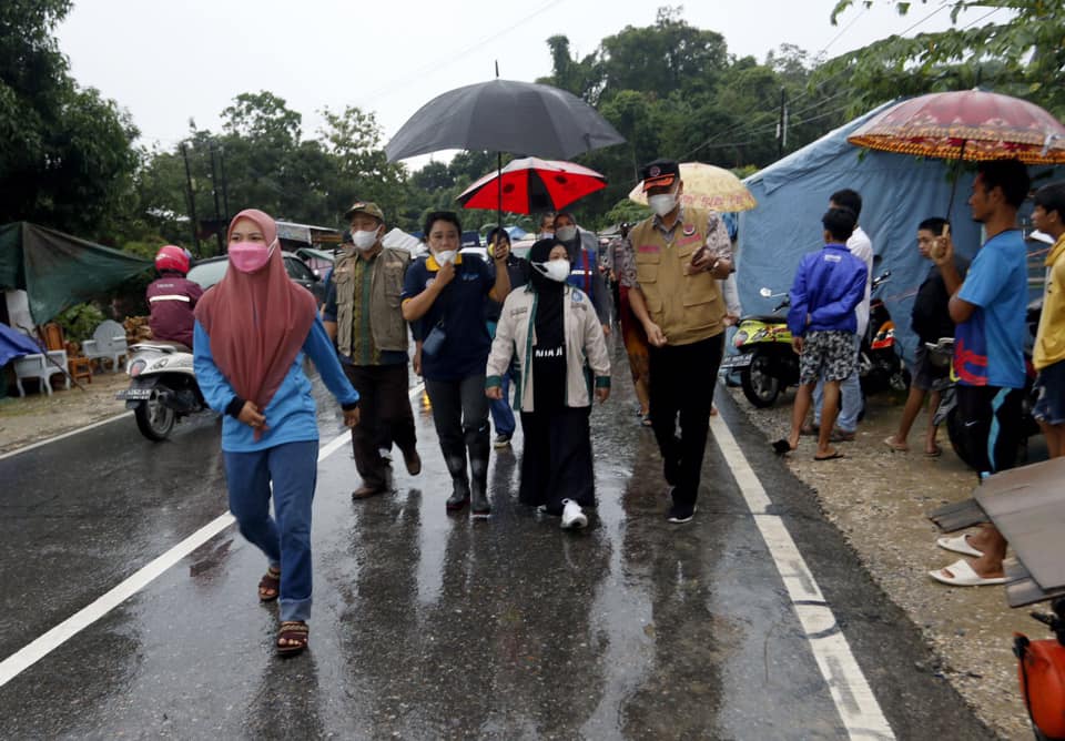 Ketua TP-PKK Hj Sri Lestari Sulkarnain bersama rombongan lainnya turun langsung ke lokasi pengungsian warga. Foto: Istimewa.