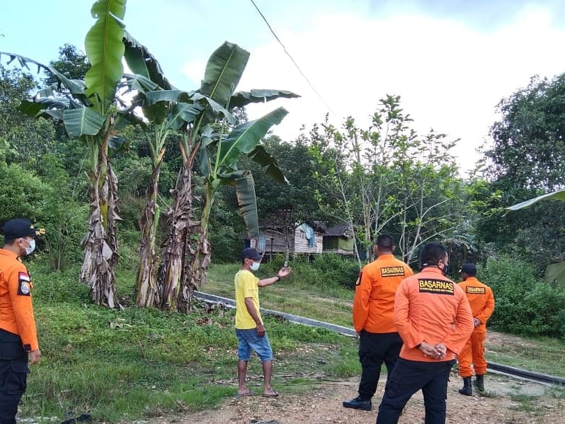 Basarnas Kendari bersama warga melakukan pencarian terhadap korban. Foto: Dok. Basarnas Kendari.