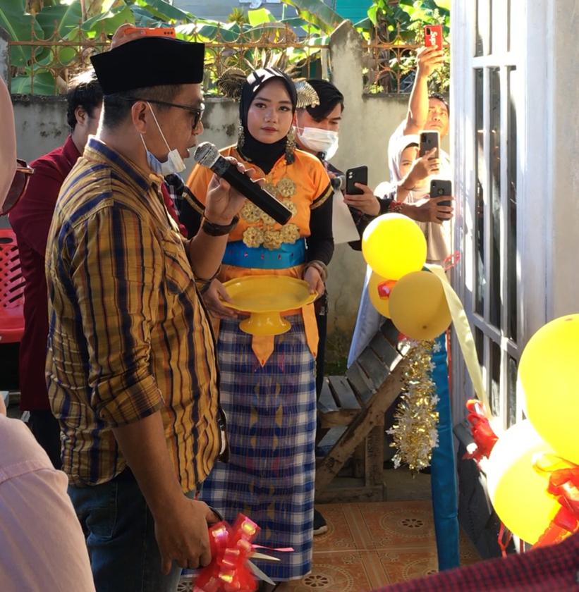 Detik-detik pemotongan tali persemian yang diresmikan langsung oleh Kepala Dinas Pendidikan Kabupaten Kolaka Utara, H. Muh. Idrus. Foto: Ald.