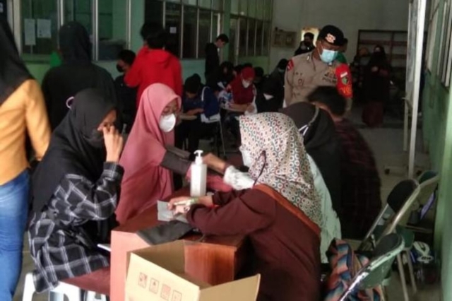 Proses pelaksanaan vaksinasi di STMIK Catur Sakti Kendari. Foto: Istimewa.