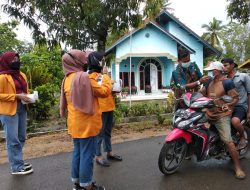 Peduli Kesehatan, Mahasiswa KKN UHO Sweeping Masker di Kolaka