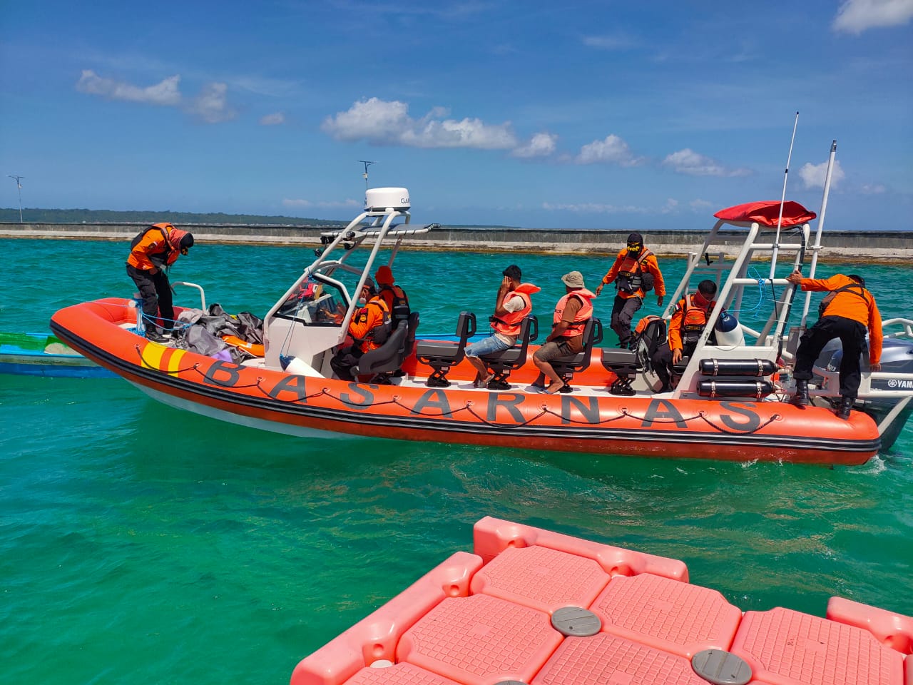 Tim penyelamat dari Rescue Pos SAR Wakatobi menuju lokasi kejadian. Foto: Dok. Basarnas Kendari.