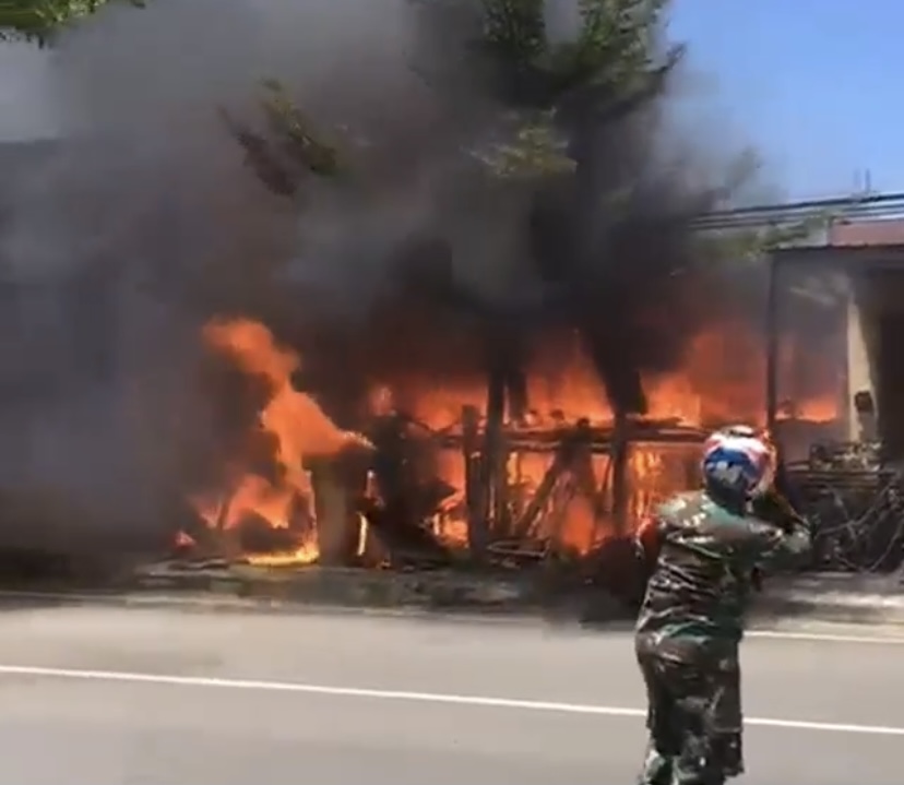 Rumah Korban Hangus Terbakar Rata Dengan Tanah. Foto: Video Screnshots, Indri Agresia.