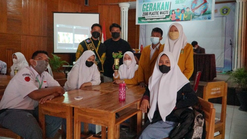 Pepelingasih Sultra Bersama Pelajar di Kendari Membuat Gerakan Zero Plastic Waste untuk Kurangi Sampah Plastik. Foto: Wira.