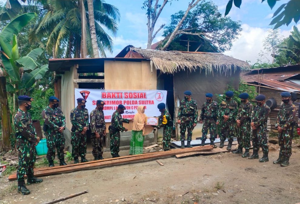 Satuan Brimob Polda Sultra Kompi 1 Batalyon C Pelopor di Desa Totallang, Kecamatan Lasusua, Kabupaten Kolaka Utara (Kolut) melakukan kegiatan sosial salah satunya merenovasi rumah warga dalam rangka menyambut HUT Brimob ke 76. Foto: Istimewa.