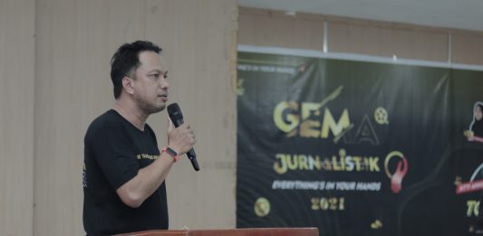 Kepala Lab Jurnalistik Aswan Zanynu, saat memberikan sambutan di malam puncak Gema Jurnalistik 2021. Foto: Erfin.