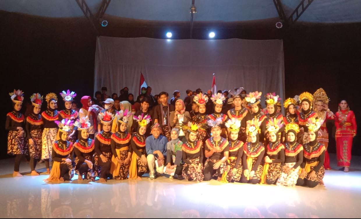 Mahasiswa jurusan Sastra Indonesia, Fakultas Ilmu Budaya (FIB), Universitas Halu Oleo (UHO), Kendari, Sulawesi Tenggara (Sultra) mengadakan pentas Akbar sastra Indonesia 2021 di gedung teater FIB UHO. Foto: Ardian.