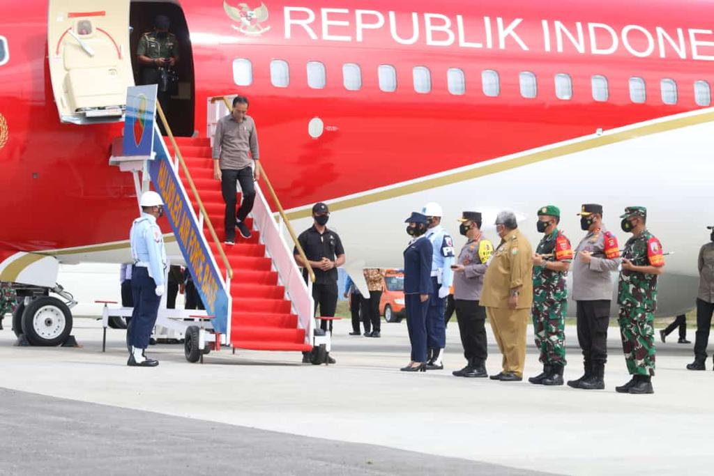 Jokowi tiba di Sultra disambut langsung oleh Gubernur Sultra. Foto: Kominfo Sultra.