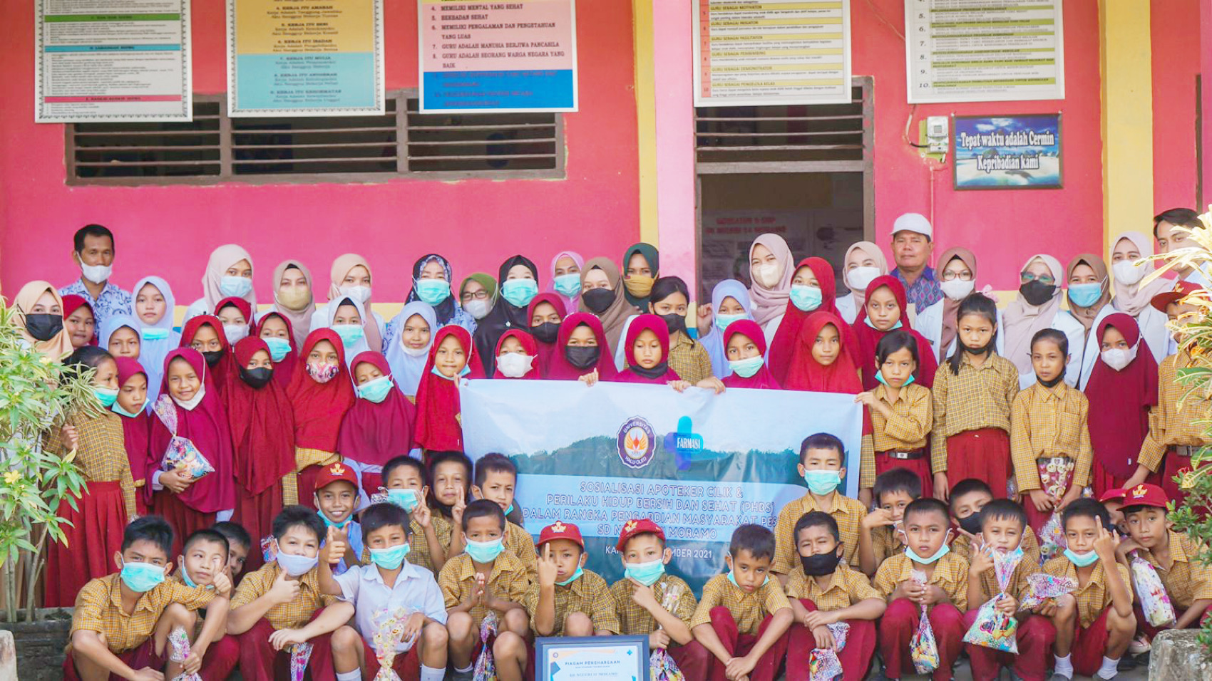 Mahasiswa Program Studi Profesi Apoteker Fakultas Farmasi Universitas Halu Oleo (PSPPA UHO) angkatan ke-VI memberikan sosialisasi dan edukasi mengenai Apoteker Cilik. Foto: Istimewa.