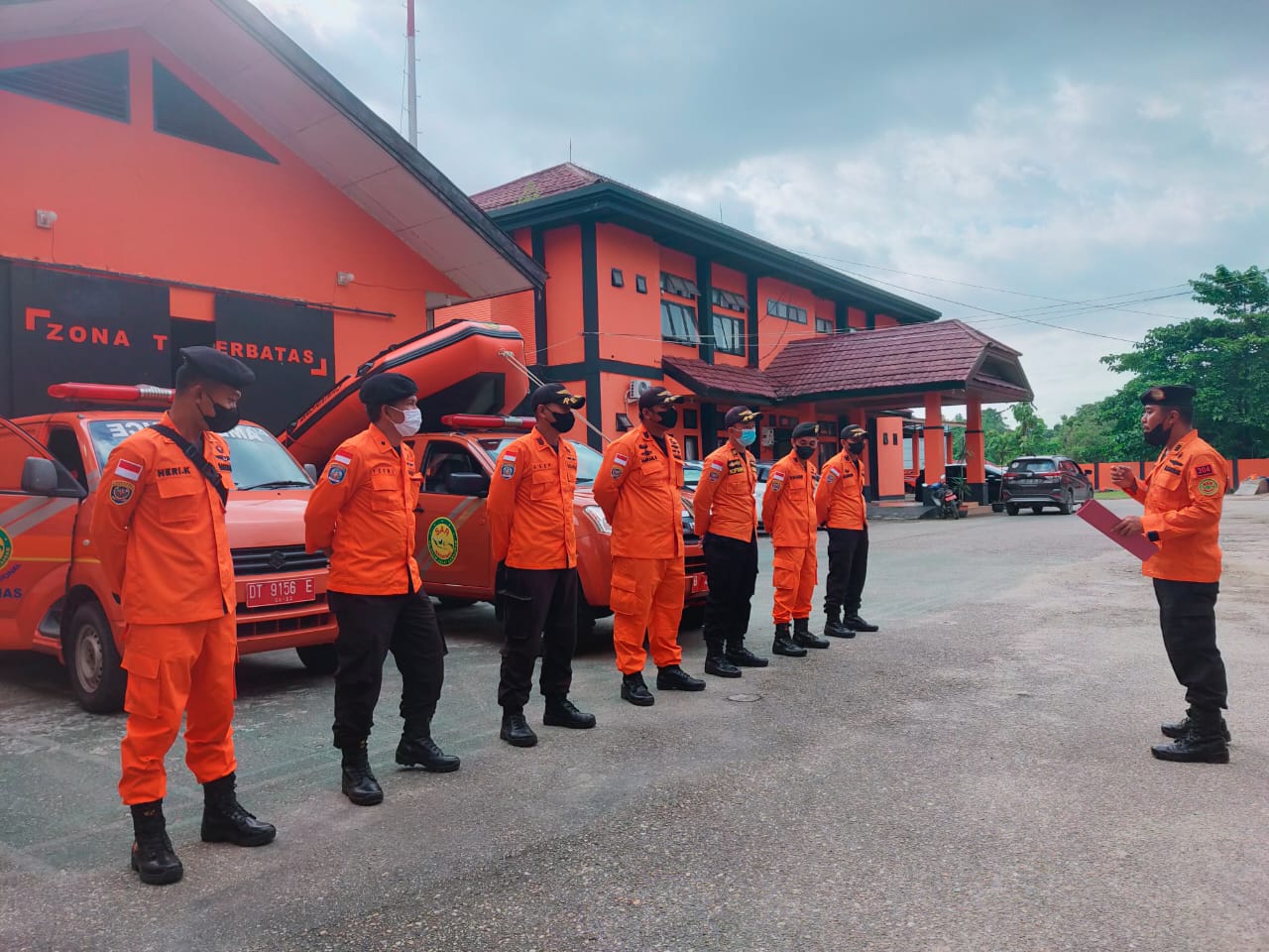 Basarnas Kendari melakukan persiapan pencarian terhadap korban. Foto: Dok. Basarnas Kendari.