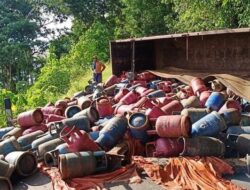 Truk Terbalik di Tamborasi, Puluhan Tabung Gas Berhamburan