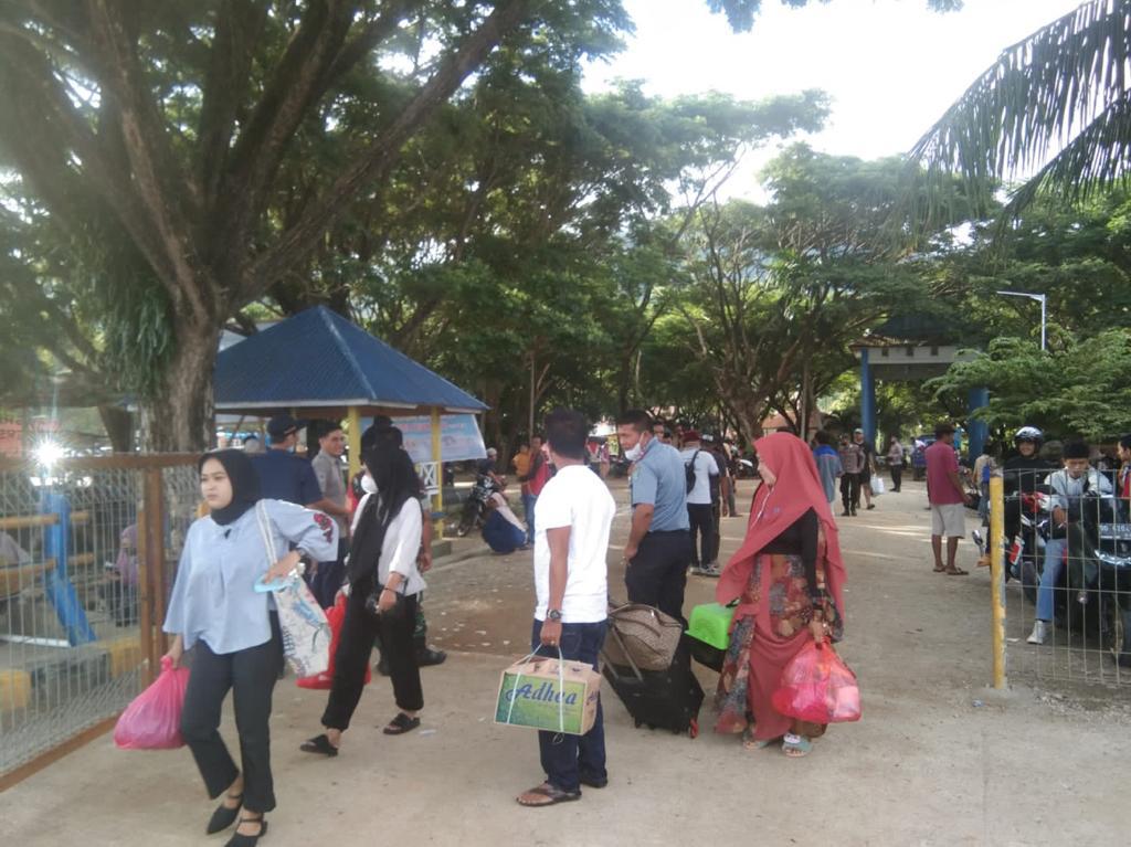 Penumpang arus balik mulai terlihat di Pelabuhan Tobaku menuju Pelabuhan Siwa. Foto: Aldho.