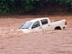 Mobil di Kolaka Terseret Arus, 1 Orang Hilang 6 Selamat