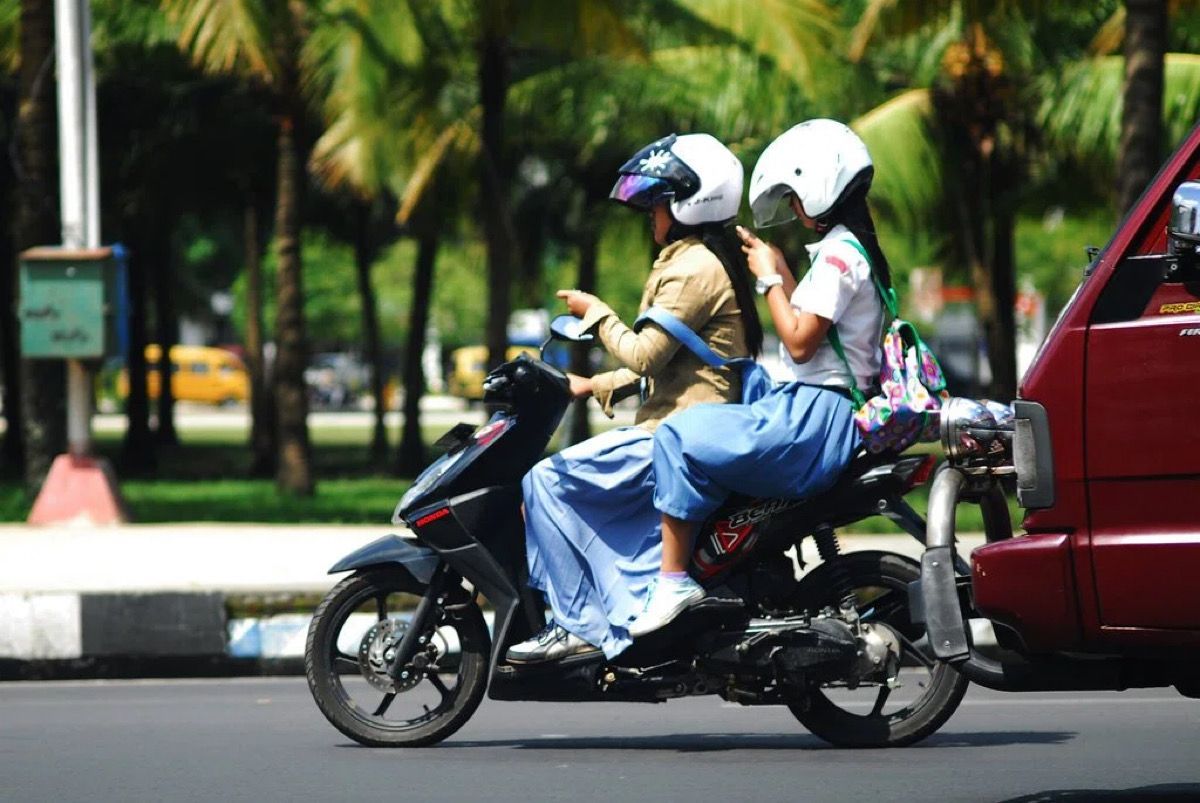 Salah satu contoh pengendara motor yang menggunakan HP saat berkendari. Foto: Tirto.id.