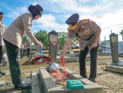 Sambut HUT Bhayangkara 76, Polda Sultra Ziarah ke Makam Pahlawan