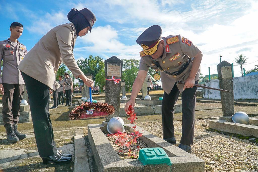 Polda Sultra Gelar Ziarah Kubur di Taman Makam Pahlawan (TMP) Watubangga. Foto: Dok. Kapolresta Kendari, Kombes Pol Muhammad Eka Fathurahman.