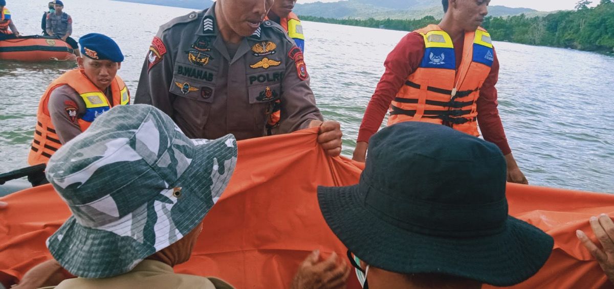 Korban saat di evakuasi tim SAR gabungan. Foto: Dok. Basarnas Kendari.