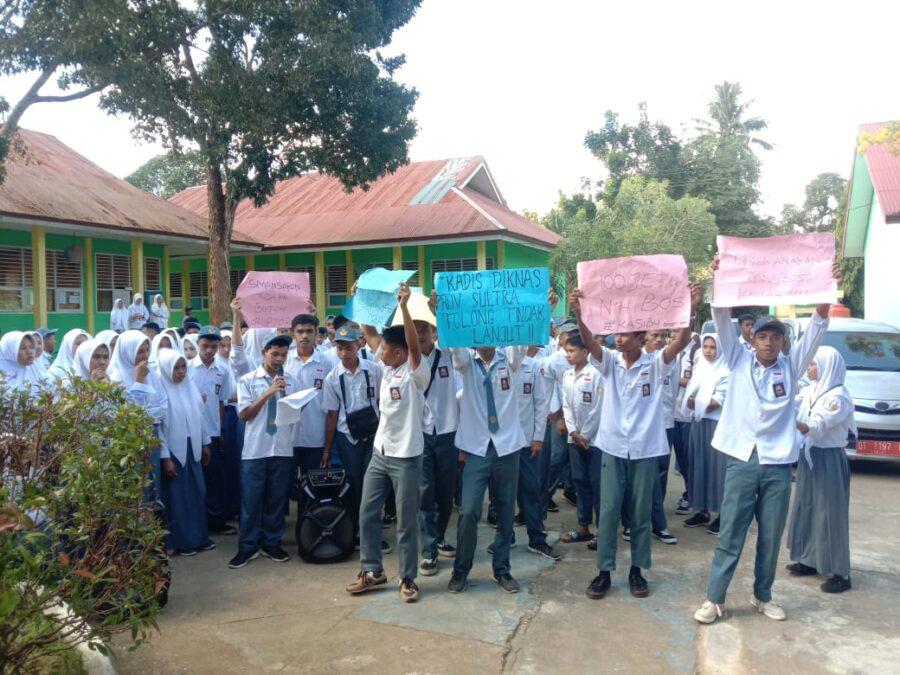 Puluhan pelajar menggelar aksi unjuk rasa (unras) di halaman SMAN 1 Kontunaga, Kabupaten Muna. Foto: Istimewa.