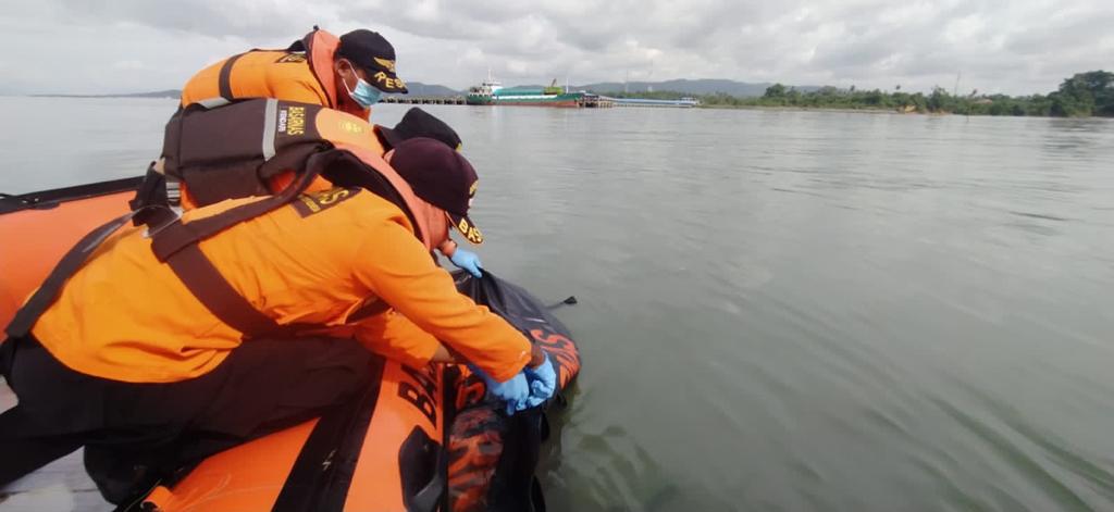 Korban saat ditemukan oleh tim SAR gabungan. Foto: Dok. Basarnas Kendari.