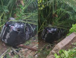 Jalan Licin! Mobil Fortuner Terjun ke Jurang Wolasi, 5 Orang Terluka