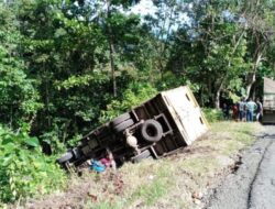 Truk Bermuatan Roti Asal Sulsel Terbalik di Tolala Kolut, Tidak Ada Korban Jiwa