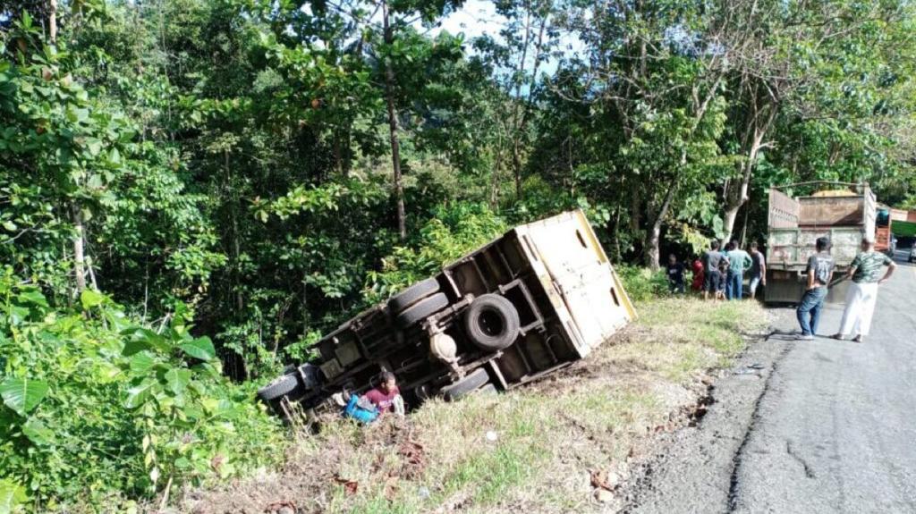 Truk bermuatan roti terbalik di Pendakian Pondok Rotan, Kecamatan Tolala, Kolut. Foto: Istimewa.