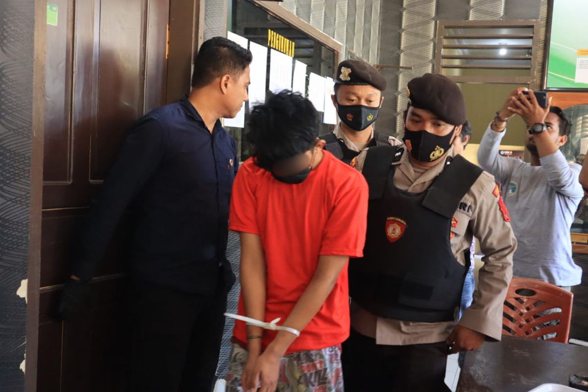Tersangka saat diamankan di Polresta Kendari. Foto: Dok. Polresta Kendari.