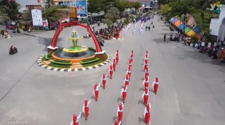 Para peserta yang ikut kegiatan gerak jalan di Kolaka. Foto: Instagram/@yamshirx.