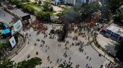 Mahasiswa di Kendari saat melakukan aksi unras di area perempatan Kantor DPRD Sultra. Foto: Bobi Nardi.