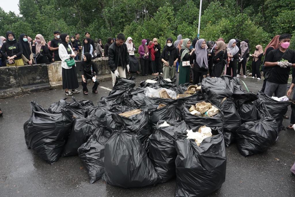 Penyerahan Beasiswa ASR di Kendari Warnai Aksi Bersih-Bersih. Foto: Aldho/sultrainformasi.id.