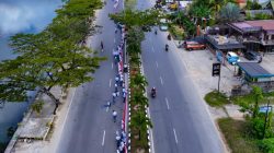 Bendera Merah Putih dibentangkan sepanjang 17 Km dari Kendari sampai Konawe Selatan. Foto: Istimewa.