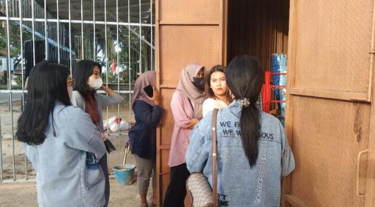 Para korban saat mendatangi rumah keluarga terduga pelaku NF. Foto: Istimewa.