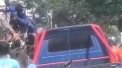 Korban saat dievakusi turun dari tangga tiang listrik. Foto: tangkapan layar.