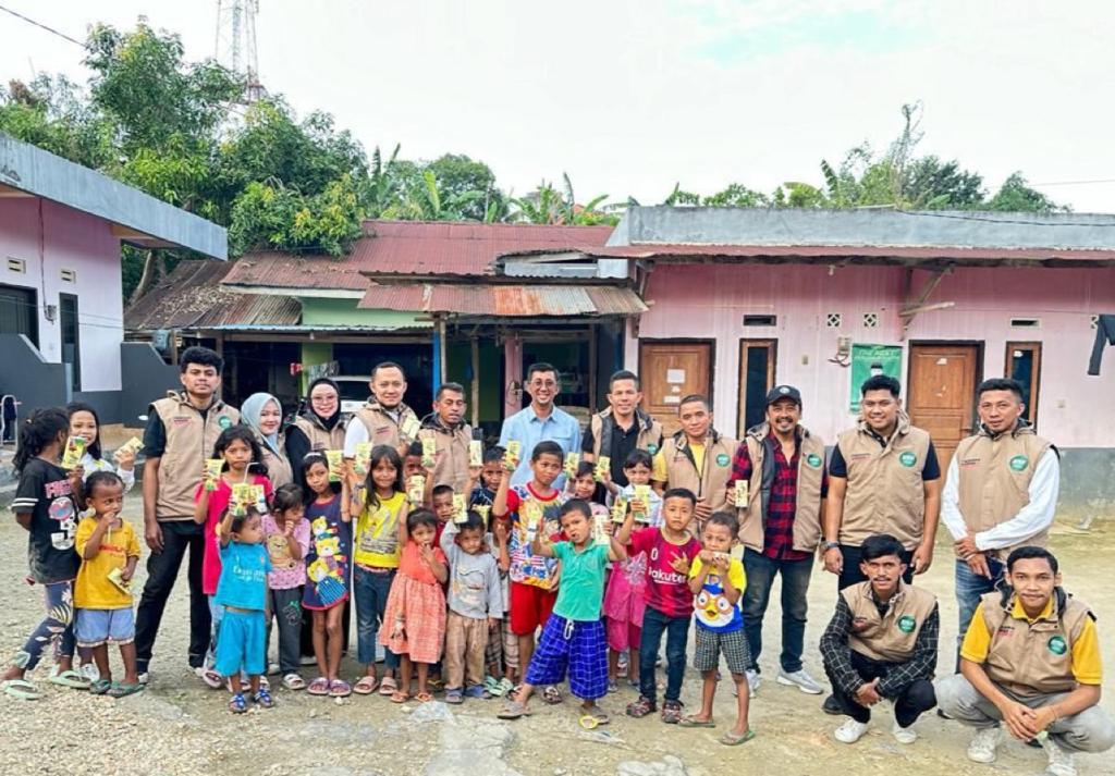 Tim Repnas Sultra saat bagi-bagi susu di Kendari. Foto: Aldho/sultrainformasi.id.