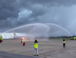 Lion Air Buka Rute Baru Langsung Kendari-Surabaya Nonstop, Disambut Prosesi Water Salute