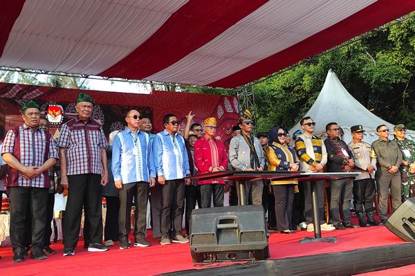 4 Paslon di Pilgub Sultra Resmi Deklarasi Damai, Ketua KPU Larang Keras Politisasi SARA. Foto: Ical MA/Sultra Informasi.