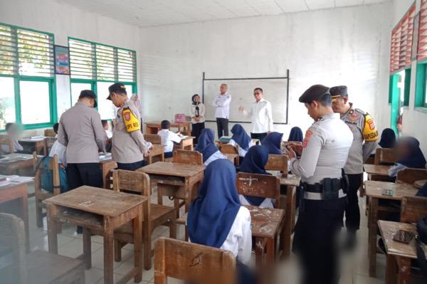 Pelajar di SMPN 1 Gu Buton Tengah saat terjaring razia polisi. Foto: Dok. Polres Buteng.