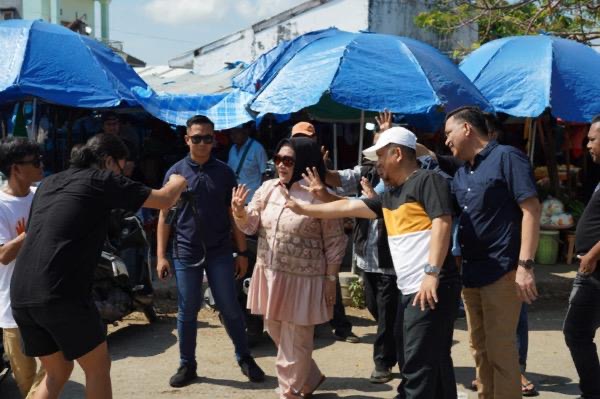 Sambangi Pasar di Baubau, Cagub Sultra Tina Nur Alam Sosialisasikan Program Bantuan Rp200 Juta per Usaha. Foto: Istimewa.