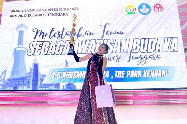 Pelajar SMAN 2 Kendari, Chaliana Sahira Raih Juara 1 Kategori Umum Fashion Show Tenun Sultra. Foto: Istimewa.