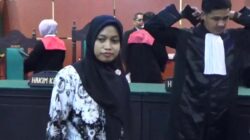 Guru honorer Supriyani usai dituntut bebas oleh jaksa penuntut umum (JPU) Kejaksaan Negeri (Kejari) Konawe Selatan (Konsel) saat sidang pembacaan tuntutan di Pengadilan Negeri (PN) Andoolo, Senin (11/11/2024). Foto: Aksar/Sultra Informasi.