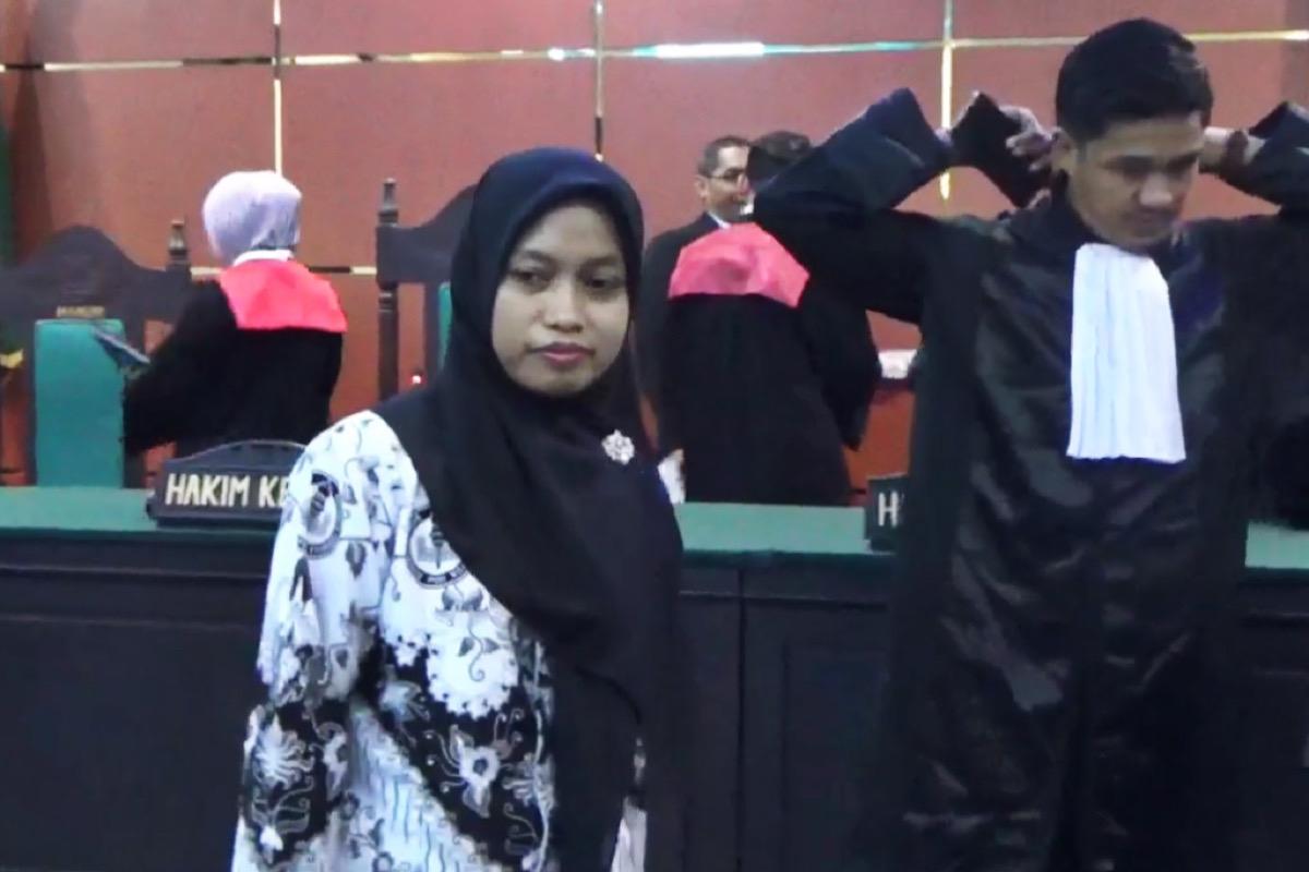 Guru honorer Supriyani usai dituntut bebas oleh jaksa penuntut umum (JPU) Kejaksaan Negeri (Kejari) Konawe Selatan (Konsel) saat sidang pembacaan tuntutan di Pengadilan Negeri (PN) Andoolo, Senin (11/11/2024). Foto: Aksar/Sultra Informasi.