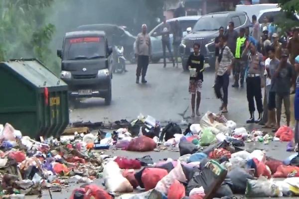 Sepekan Lebih Tak Diangkut, Warga di Kendari Blokade Jalan Pakai Sampah. Foto: Aksar/Sultra Informasi.