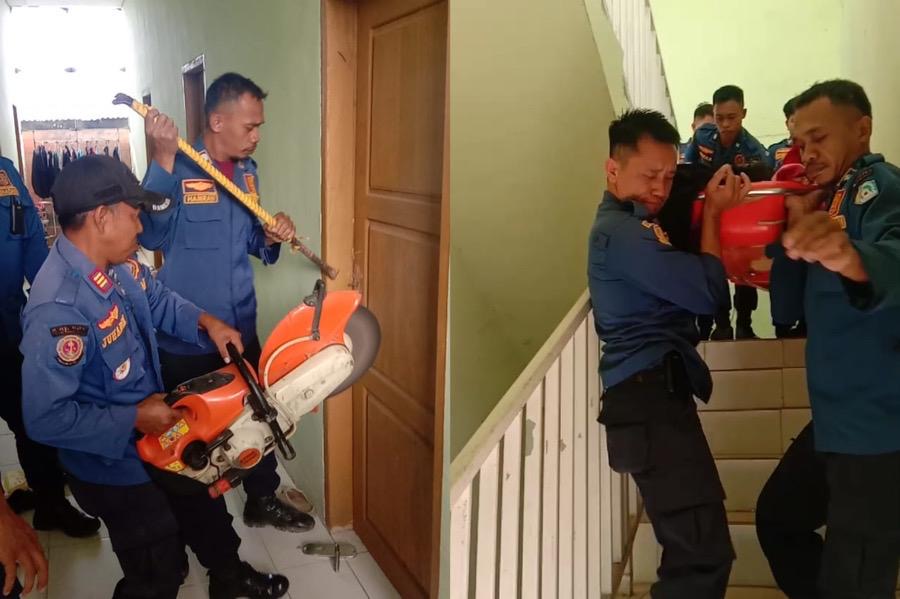 Terjebak Dalam Indekos, Mahasiswi UM Kendari Berhasil Dievakuasi Tim Damkar. Foto: Dok. Damkar Kendari.